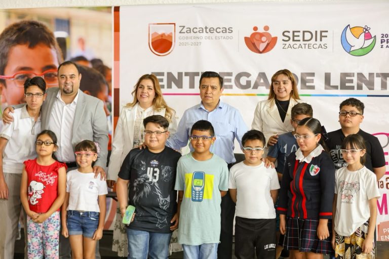 Entregan lentes a niñas y niños en Villa García
