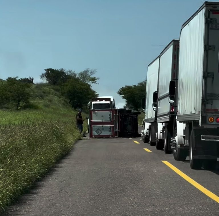 Vuelca camioneta de carga en Moyahua