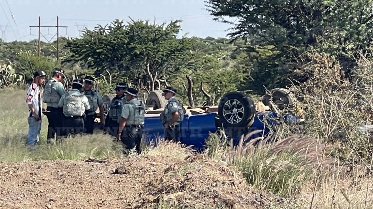 Volcadura deja dos lesionados y daños materiales