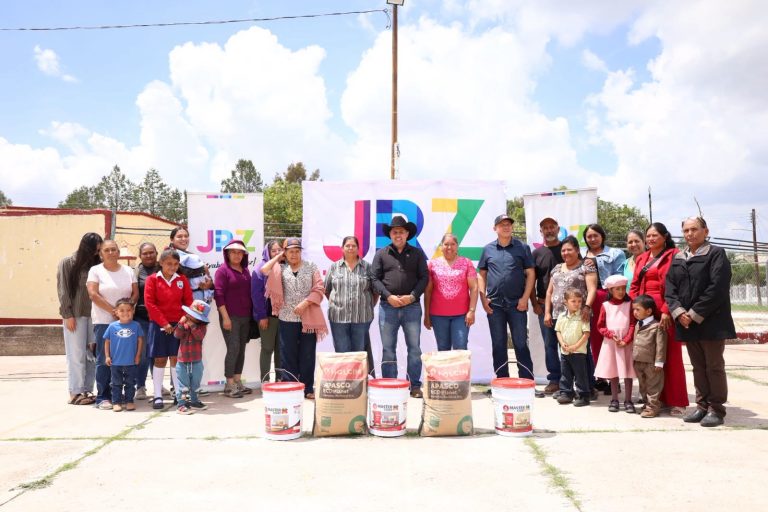 Entrega Rodrigo Ureño apoyo para la construcción