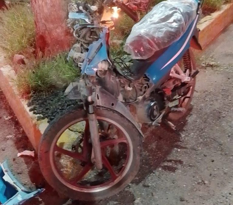 Accidente de motocicleta deja dos lesionados