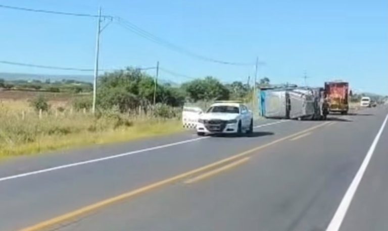 Se lesiona conductor en volcadura