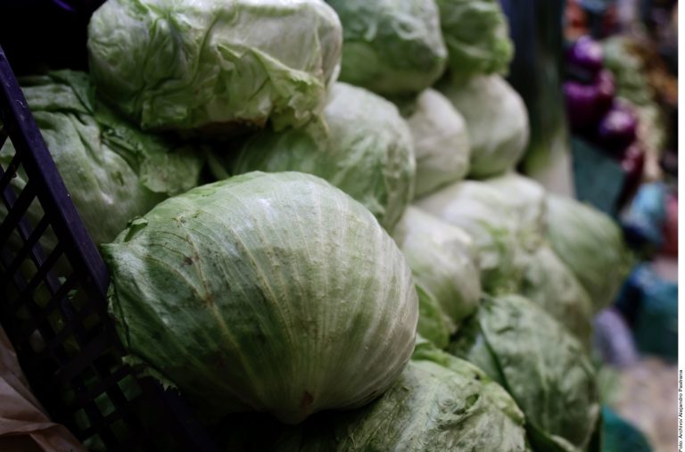 Analiza Trump poner aranceles a México por lechuga