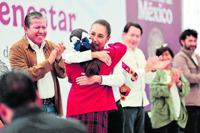Anuncia Sheinbaum beca para transporte