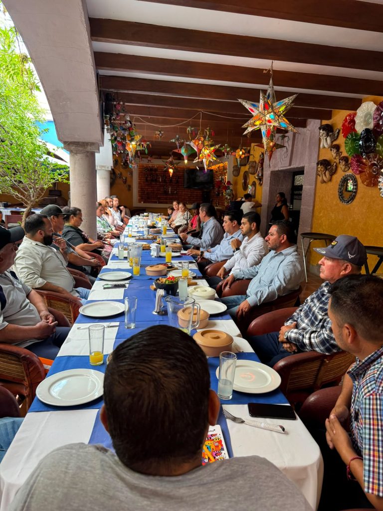 Se reúne Carlos Puente con habitantes de Luis Moya