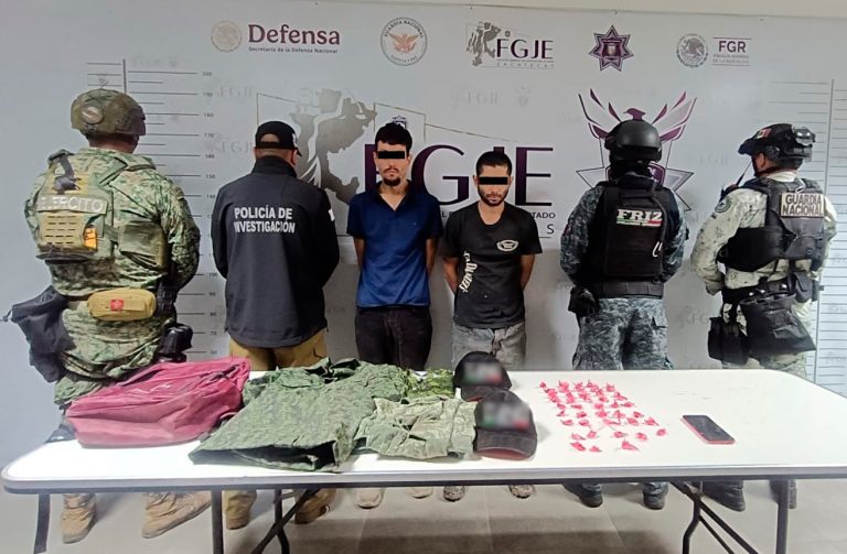 Detienen a dos en posesión de 43 dosis de droga