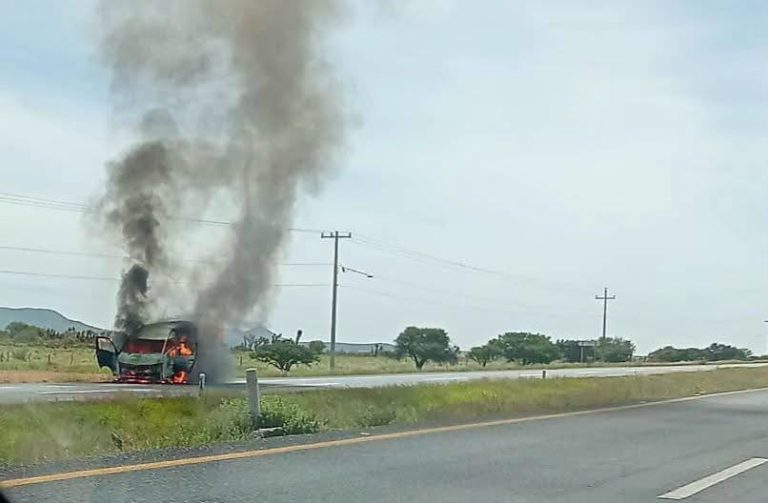 Se incendia camioneta por falla mecánica cerca de La Blanca