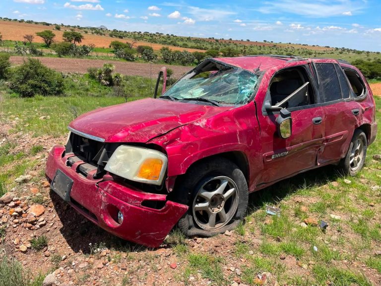 Abandonan camioneta tras volcadura