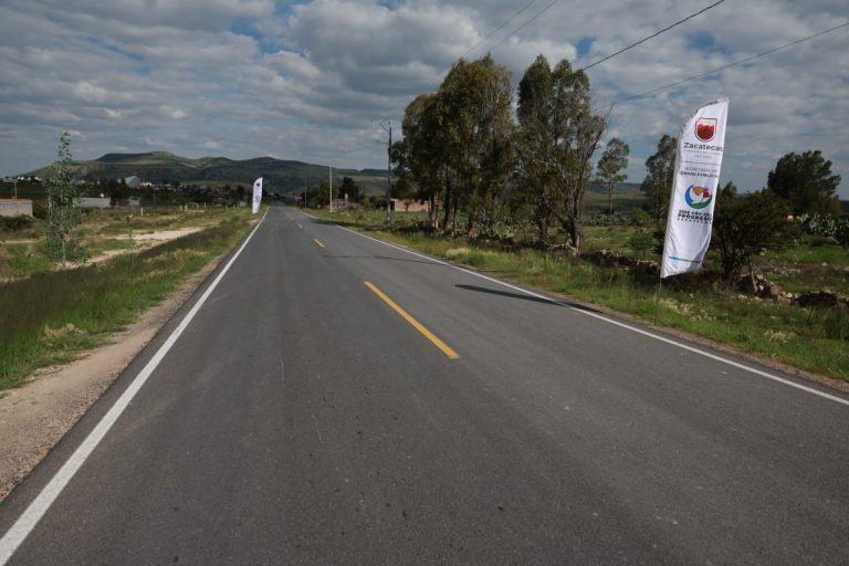 Modernizan carretera e instalan nuevo tanque elevado