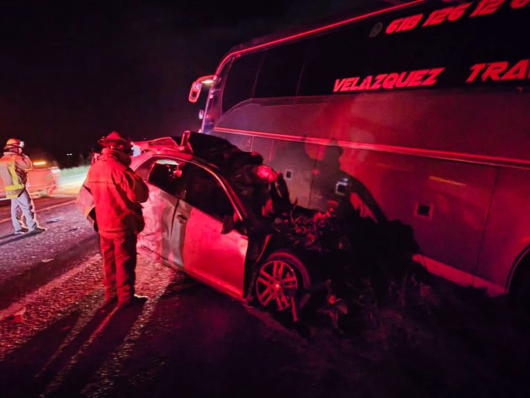Choque entre auto y camión de pasajeros deja un hombre sin vida