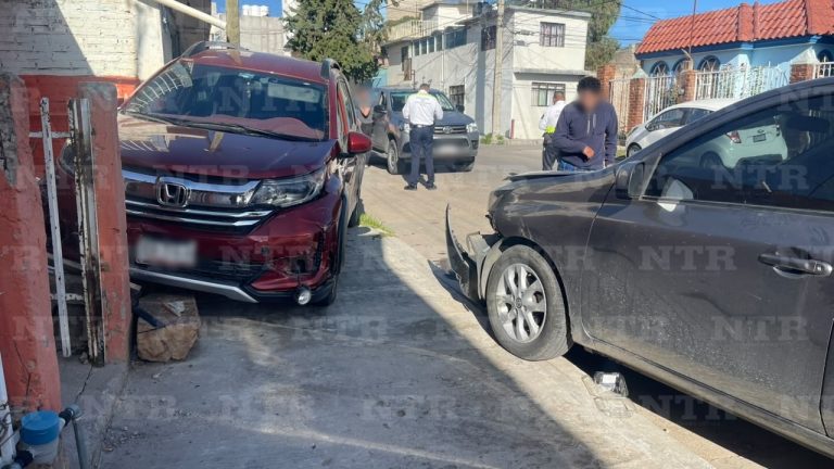 Chocan tres vehículos en cruce de Gómez Farías y Nicolás Bravo