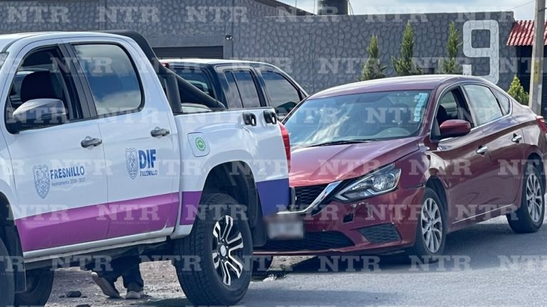 Choca camioneta del SMDIF en Estación San José
