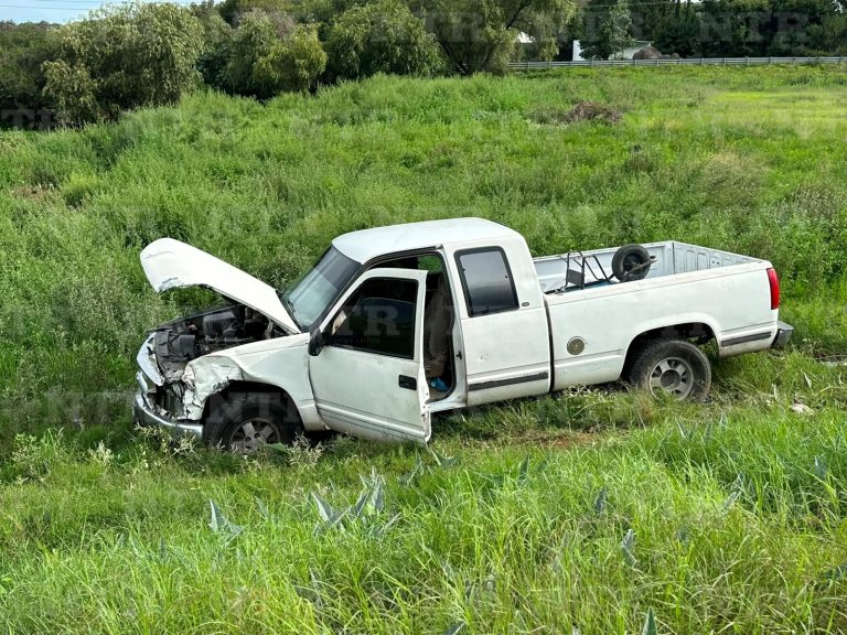 Chocan dos camionetas en la federal 45