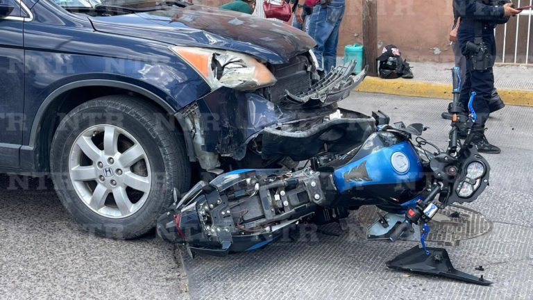 Chocan moto y camioneta; hay 2 menores heridos