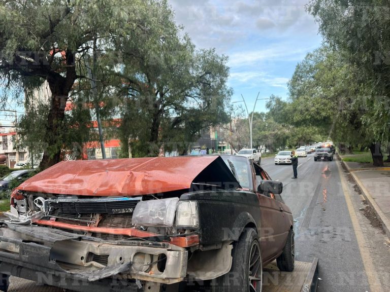 Causa choque en el bulevar y huye del lugar