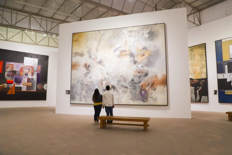 Descubre Mujeres en la Abstracción