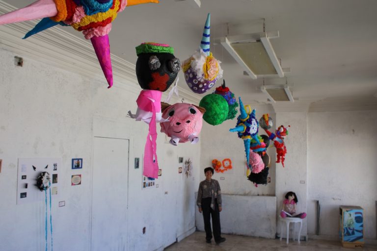 Dicen adiós con piñatas en La Policlínica