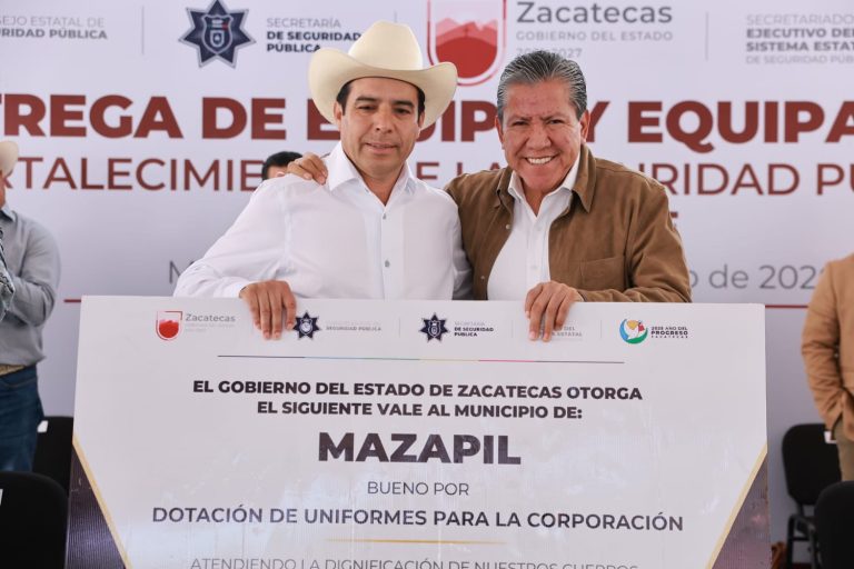 Entrega gobernador equipo a policías en Mazapil