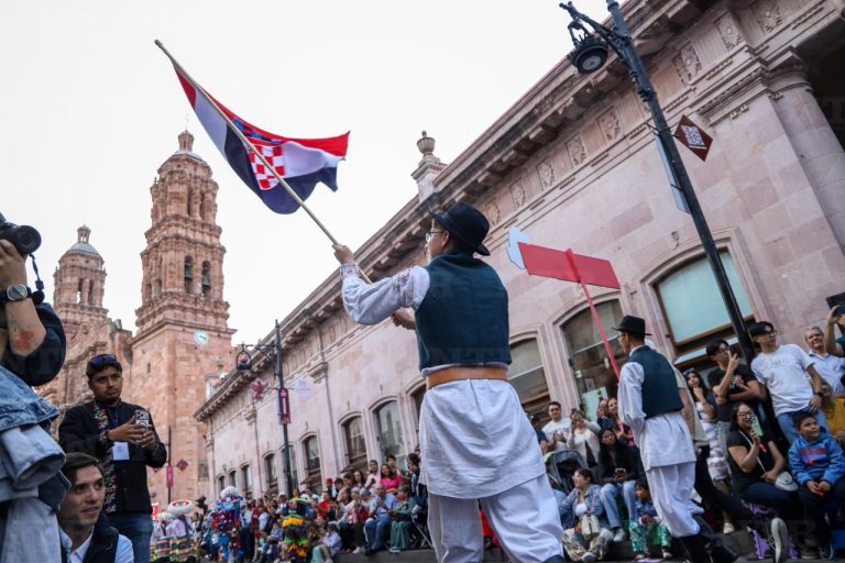 Folclor internacional llena de color el Centro Histórico