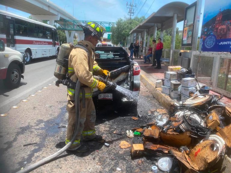 Se incendia caja y carga de camioneta