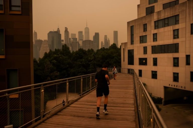 Reprochan republicanos a Canadá humo de incendios