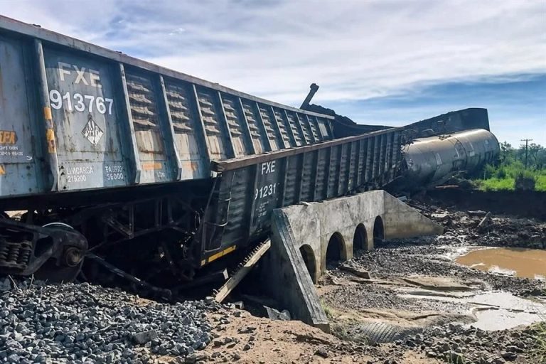 Ordenan a Ferromex remediar derrame en Sonora