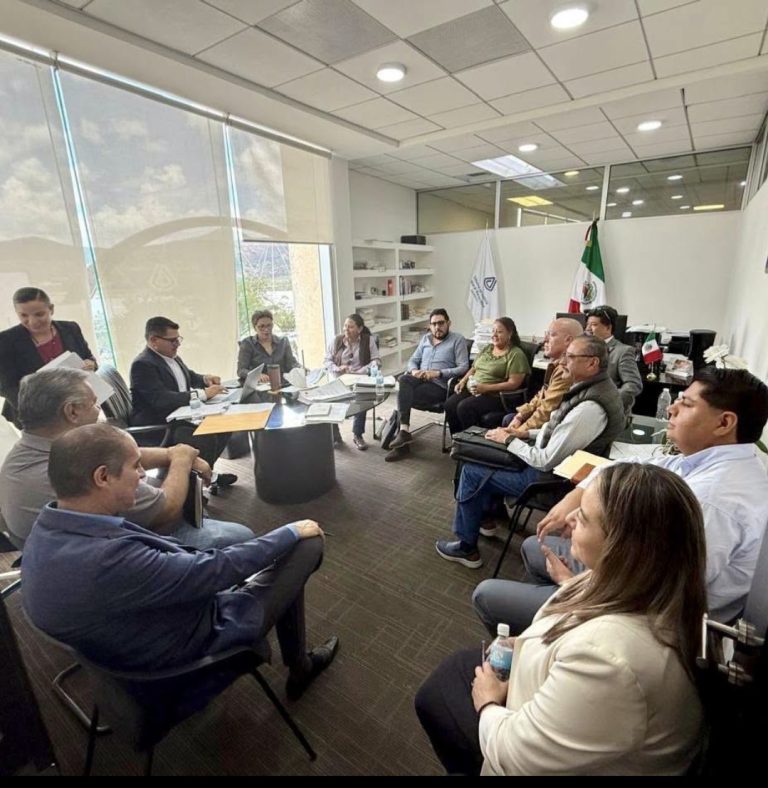 Pactan aumento y liberan alcaldía