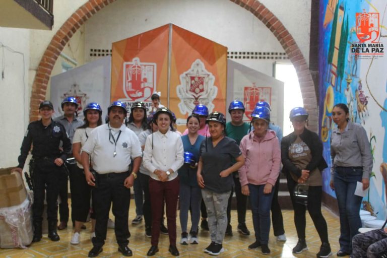 Santa María regala cascos a motociclistas