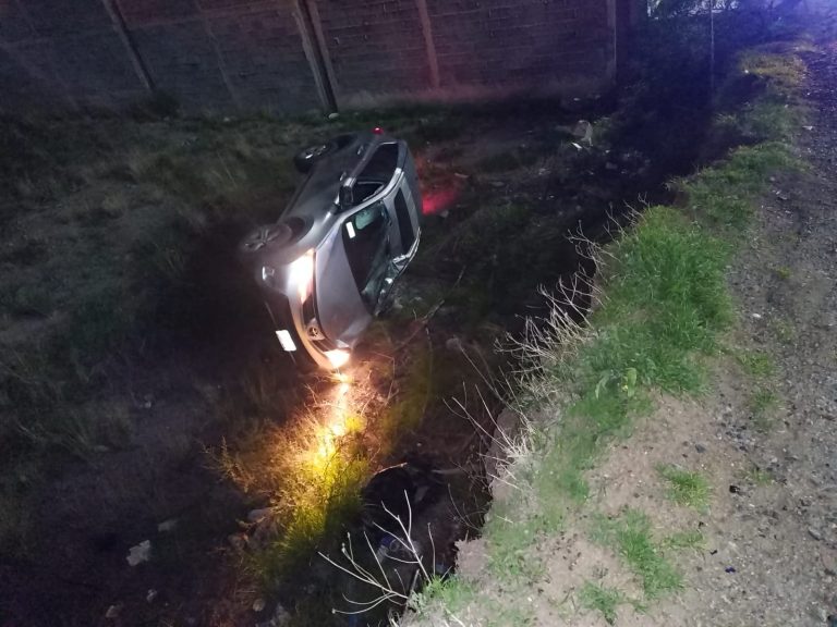 Se vuelca camioneta y termina en un barranco