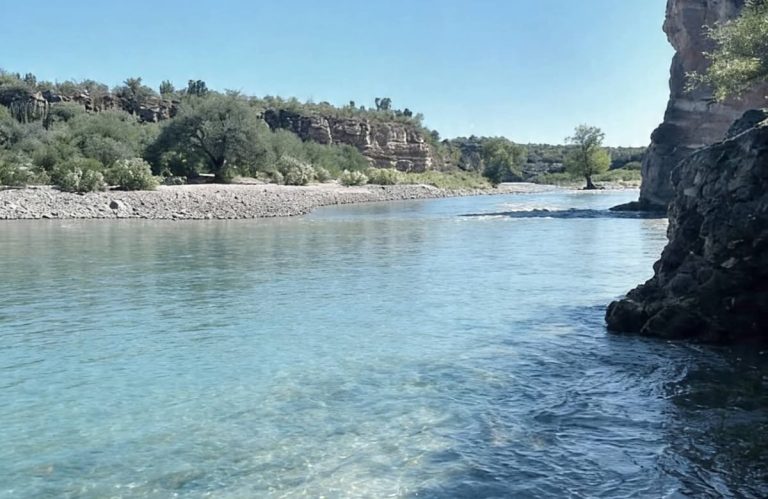 Sin puente, en Nogalitos cruzan río Atenco nadando
