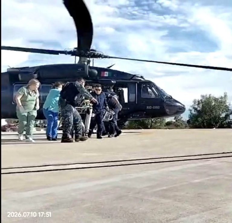 Trasladan en helicóptero a niña tras ataque