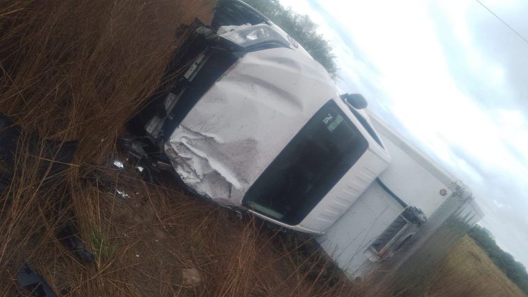 Vuelca camioneta de carga; conductor resulta ileso