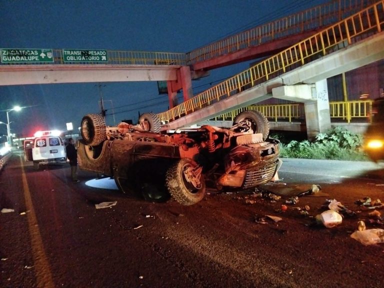 Se vuelca camioneta frente a Bonito Pueblo