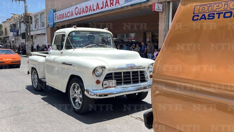 Autos antiguos llenan las calles de El Mineral