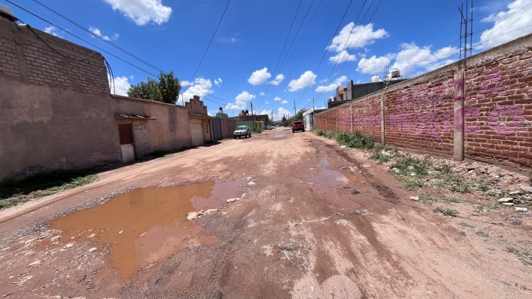 Claman ayuda en colonia Lienzo Charro por falta de pavimento
