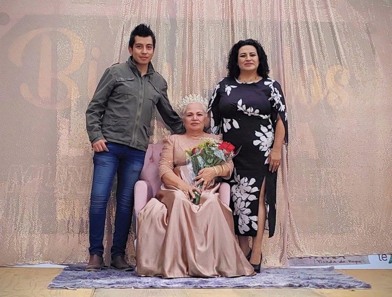 Coronan a Amelia como reina de la tercera edad en Luis Moya