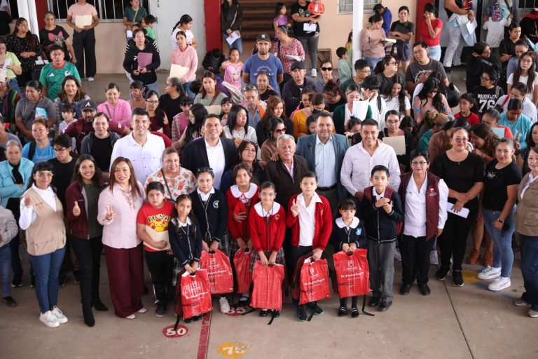 Continúa el operativo para entrega de mochilas y útiles escolares
