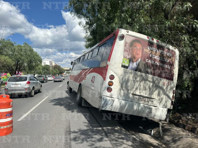 Tres pasajeros lesionados tras percance de camión de ruta