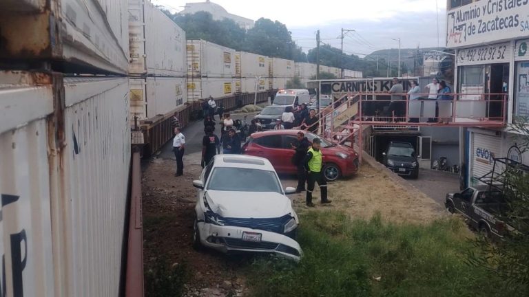 Intenta ganarle el paso al tren y termina fuera del camino