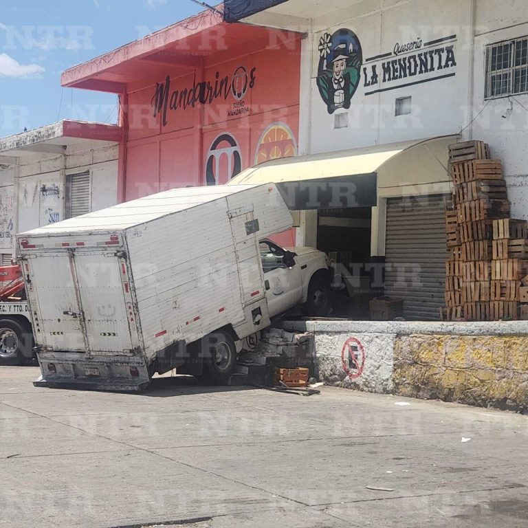 Chofer pierde el control e impacta camión en bodega