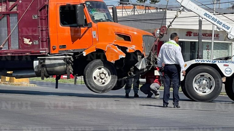 Intenta retornar y choca dos vehículos en el Paseo del Mineral