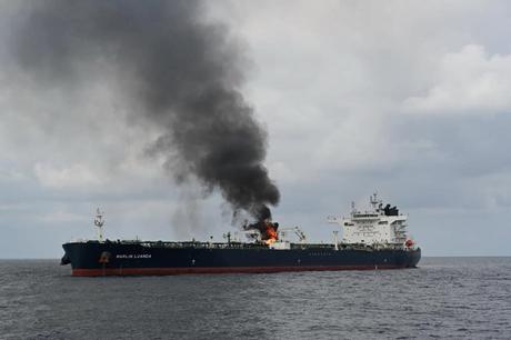 Atacado y destruido un carguero en la costa de Yemen