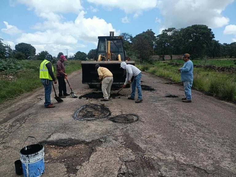 Bachean carretera; usuarios exigen reencarpetar