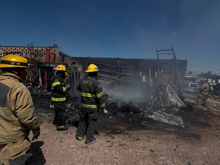 Controlan incendio dentro de un yonque