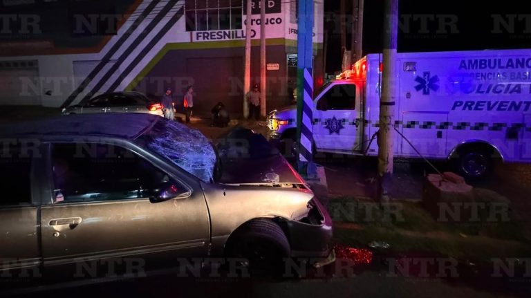 Choca contra un poste en el Paseo del Mineral