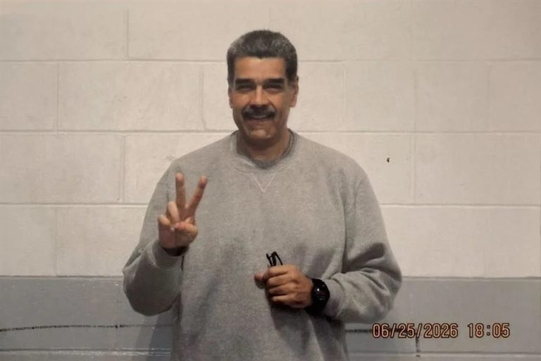Comparte Maduro fotos desde la cárcel en EU