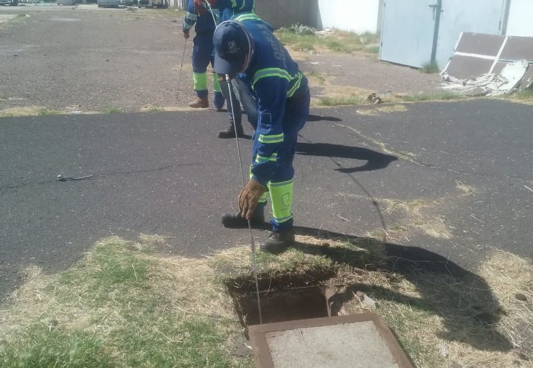 Dan mantenimiento a drenaje en Fresnillo