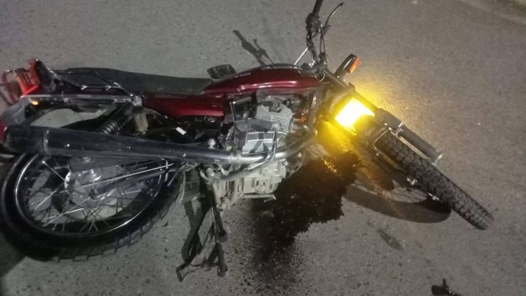 Derrapa motociclista y lo trasladan de urgencia a un hospital