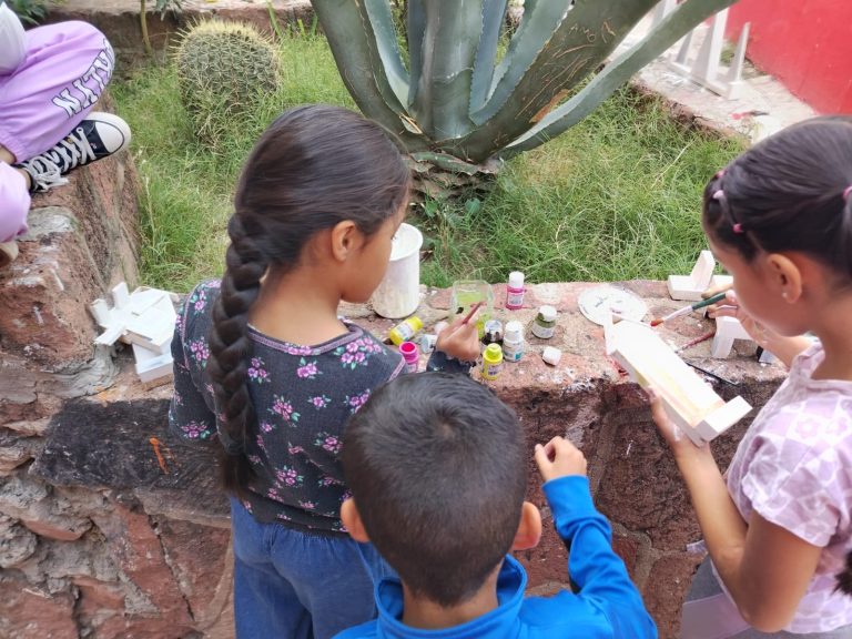 Imparten taller Jugando con la Madera