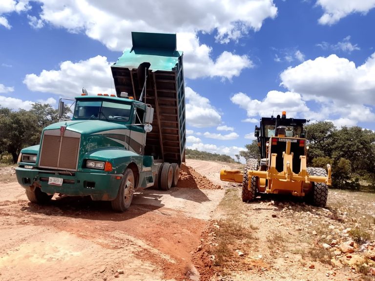 Mejoran camino rural en Purísima del Maguey